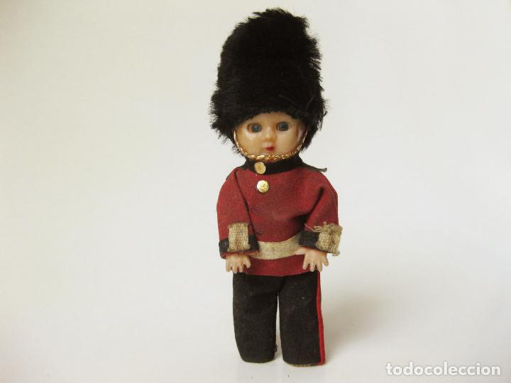 Mu&ntilde;eca espa&ntilde;ola clasica: MU&Ntilde;ECA PONYTAIL CON EL UNIFORME DE LA GUARDIA REAL INGLESA - Foto 1