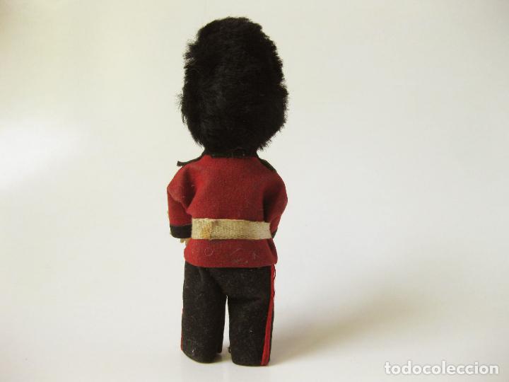 Mu&ntilde;eca espa&ntilde;ola clasica: MU&Ntilde;ECA PONYTAIL CON EL UNIFORME DE LA GUARDIA REAL INGLESA - Foto 2