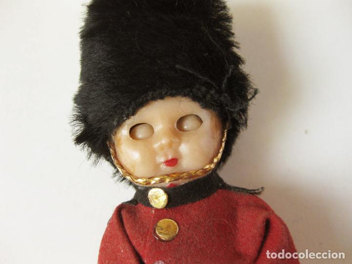 Mu&ntilde;eca espa&ntilde;ola clasica: MU&Ntilde;ECA PONYTAIL CON EL UNIFORME DE LA GUARDIA REAL INGLESA - Foto 3
