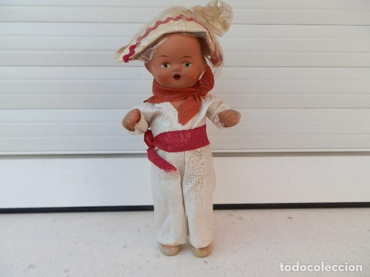 Boneca espanhola cl&aacute;ssica: MU&Ntilde;ECO PAMPLONICA DE TERRACOTA, VESTIDO DE TELA Y SOMBERO DE PAPEL.