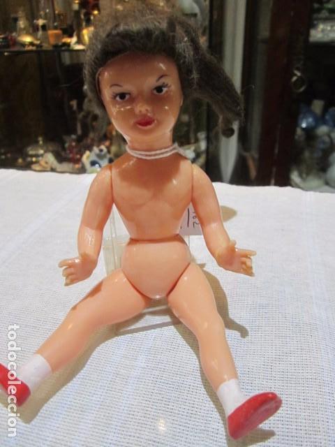 Mu&ntilde;eca espa&ntilde;ola clasica: Peque&ntilde;a mu&ntilde;eca de celuloide, articulada. 17 cms. - Foto 1