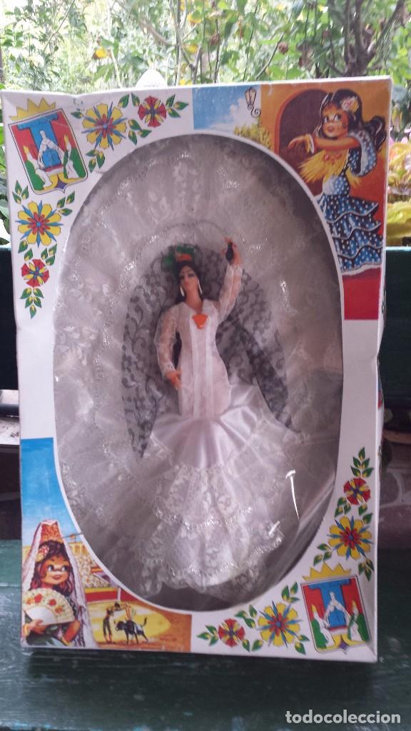 Mu&ntilde;eca espa&ntilde;ola clasica: antigua mu&ntilde;eca gitanilla, en su caja - Foto 1