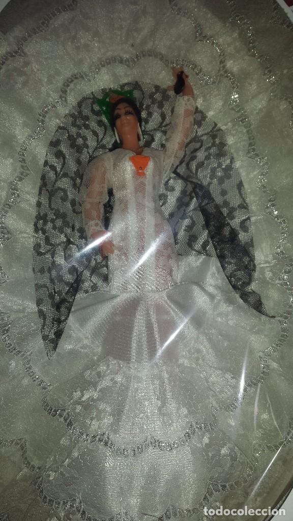 Mu&ntilde;eca espa&ntilde;ola clasica: antigua mu&ntilde;eca gitanilla, en su caja - Foto 2