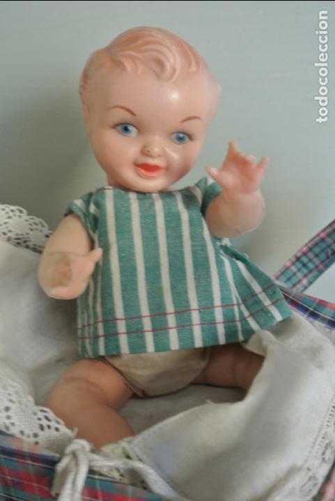 Mu&ntilde;eca espa&ntilde;ola clasica: Mu&ntilde;eca bebe de celuloide, con su canastito. - Foto 1