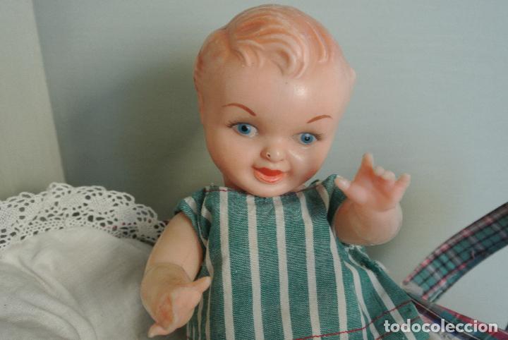 Mu&ntilde;eca espa&ntilde;ola clasica: Mu&ntilde;eca bebe de celuloide, con su canastito. - Foto 2
