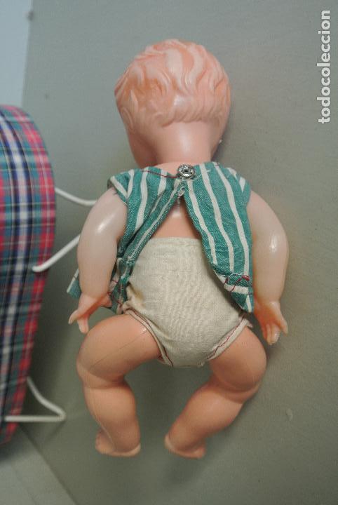 Mu&ntilde;eca espa&ntilde;ola clasica: Mu&ntilde;eca bebe de celuloide, con su canastito. - Foto 3