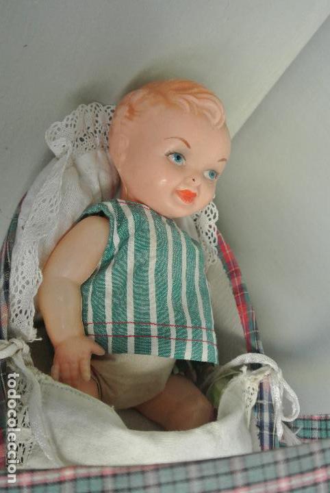 Mu&ntilde;eca espa&ntilde;ola clasica: Mu&ntilde;eca bebe de celuloide, con su canastito. - Foto 6