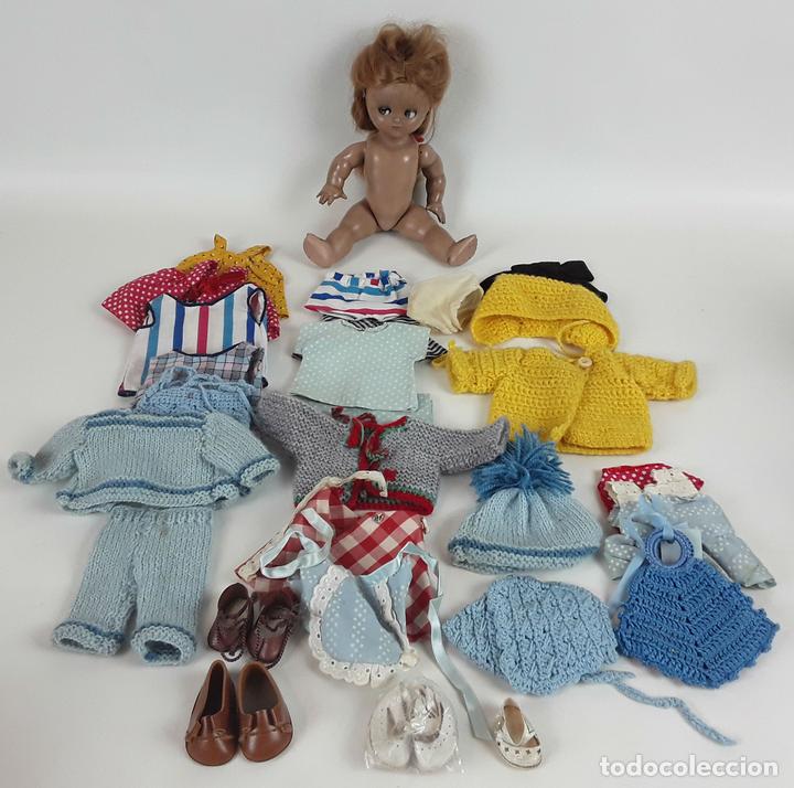 Mu&ntilde;eca espa&ntilde;ola clasica: MU&Ntilde;ECA DE PL&Aacute;STICO CON COMPLEMENTOS. CIRCA 1950. - Foto 1