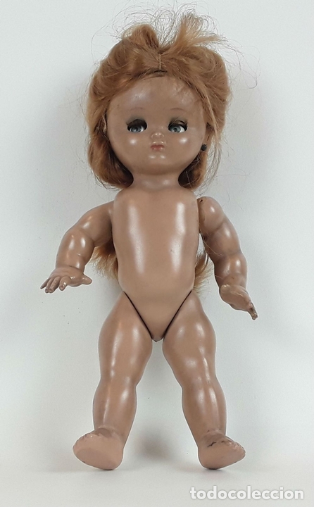 Mu&ntilde;eca espa&ntilde;ola clasica: MU&Ntilde;ECA DE PL&Aacute;STICO CON COMPLEMENTOS. CIRCA 1950. - Foto 2