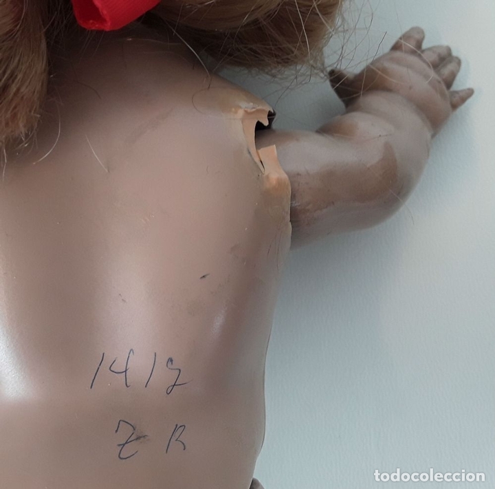 Mu&ntilde;eca espa&ntilde;ola clasica: MU&Ntilde;ECA DE PL&Aacute;STICO CON COMPLEMENTOS. CIRCA 1950. - Foto 4