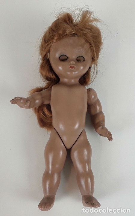Mu&ntilde;eca espa&ntilde;ola clasica: MU&Ntilde;ECA DE PL&Aacute;STICO CON COMPLEMENTOS. CIRCA 1950. - Foto 5