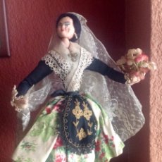 Muñeca española clasica: ANTIGUA MUÑECA DE TRAPO BORDADO CON MUCHO DETALLES CON RAMO DE FLORES DE 30 CM.