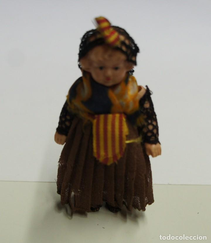 Mu&ntilde;eca espa&ntilde;ola clasica: MU&Ntilde;ECA MINIATURA DE CELULOIDE ,MIDE 6,5 cm. - Foto 1