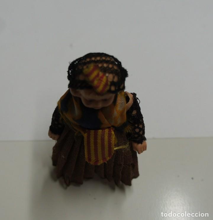 Mu&ntilde;eca espa&ntilde;ola clasica: MU&Ntilde;ECA MINIATURA DE CELULOIDE ,MIDE 6,5 cm. - Foto 2