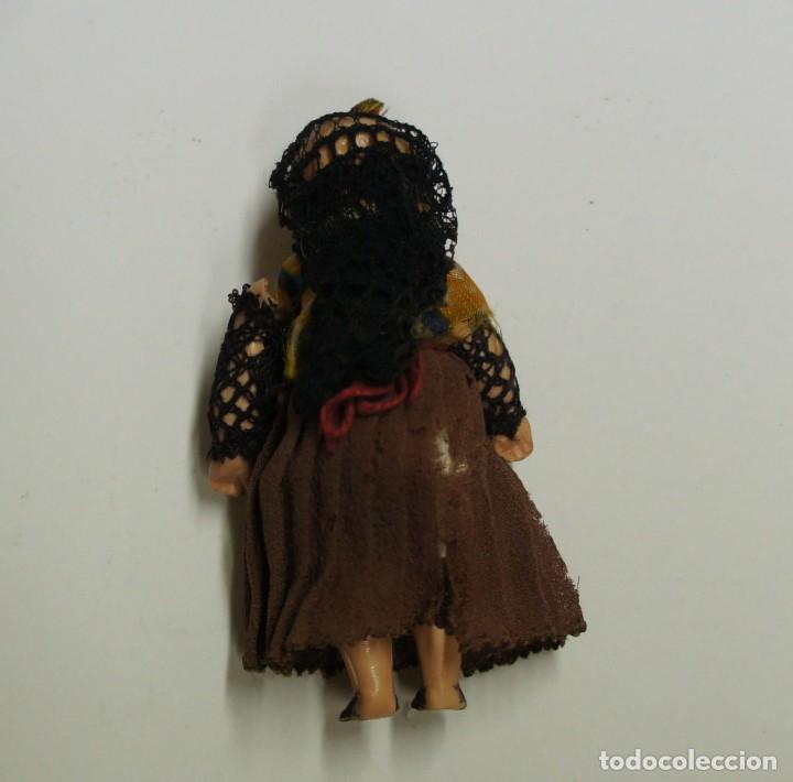 Mu&ntilde;eca espa&ntilde;ola clasica: MU&Ntilde;ECA MINIATURA DE CELULOIDE ,MIDE 6,5 cm. - Foto 3