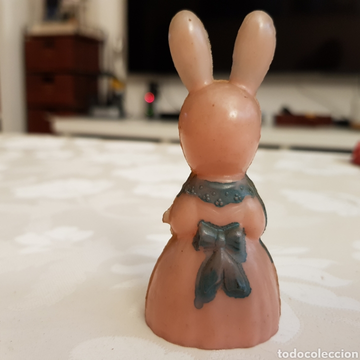 Mu&ntilde;eca espa&ntilde;ola clasica: Antiguo sonajero de celuloide con forma de conejita. 8cm - Foto 2