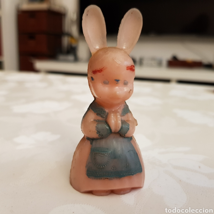 Mu&ntilde;eca espa&ntilde;ola clasica: Antiguo sonajero de celuloide con forma de conejita. 8cm - Foto 1