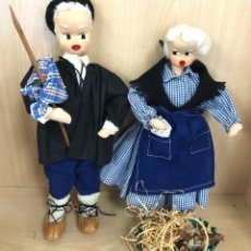 Muñeca española clasica: PAREJA DE ALDEANOS VASCOS EN TRAPO, FIELTRO. C. 1950. TODO TIPO DE DETALLES