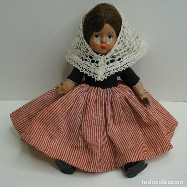 Mu&ntilde;eca espa&ntilde;ola clasica: MU&Ntilde;ECA DE CELULOIDE MIDE 19cm ( Tiene las gomas de las piernas dadas) . - Foto 1