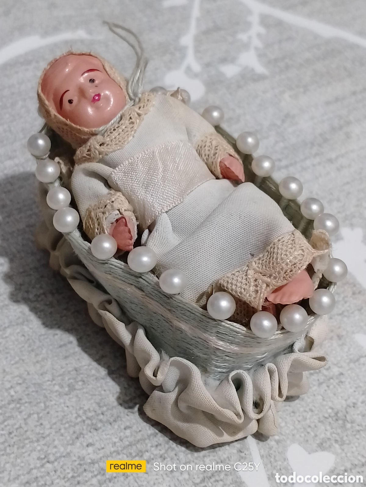 Mu&ntilde;eca espa&ntilde;ola clasica: Antigua mu&ntilde;eca en cuna miniatura - Foto 1