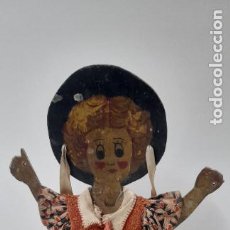 Muñeca española clasica: ANTIGUA MUÑECA TROQUELADA EN MADERA Y PINTADA A MANO CON SU VESTIMENTA ORIGINAL . ALTURA 40 CM