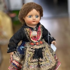 Muñeca española clasica: MUÑECA CARTÓN PIEDRA, VESTIMENTA TRADICIONAL, BORDADA EN HILO DE ORO