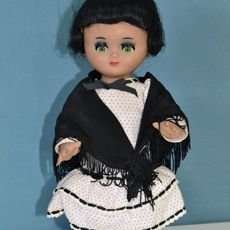 Poupée Bella folklorique avec l'étiquette poupée Bella Poupée Bella folklorique avec l'étiquette poupée Bella