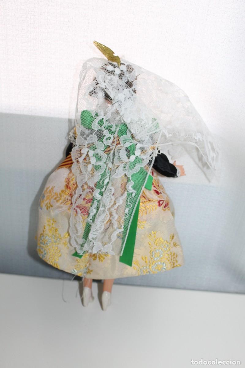 Mu&ntilde;eca espa&ntilde;ola clasica: MU&Ntilde;ECA DE CELULOIDE VESTIDA REGIONAL - A&Ntilde;OS 60 - Foto 2