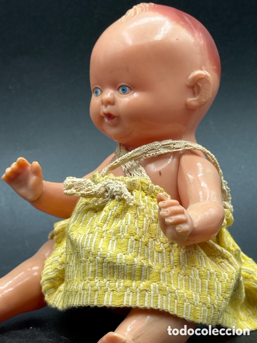 Mu&ntilde;eca espa&ntilde;ola clasica: Beb&eacute; articulado en celuloide con traje amarillo. 21 cms. - Foto 2