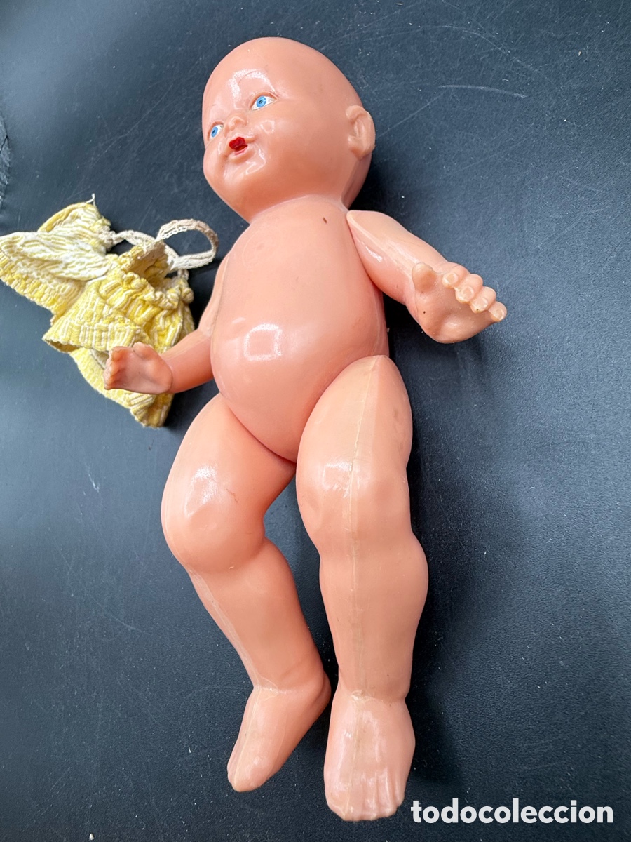 Mu&ntilde;eca espa&ntilde;ola clasica: Beb&eacute; articulado en celuloide con traje amarillo. 21 cms. - Foto 4