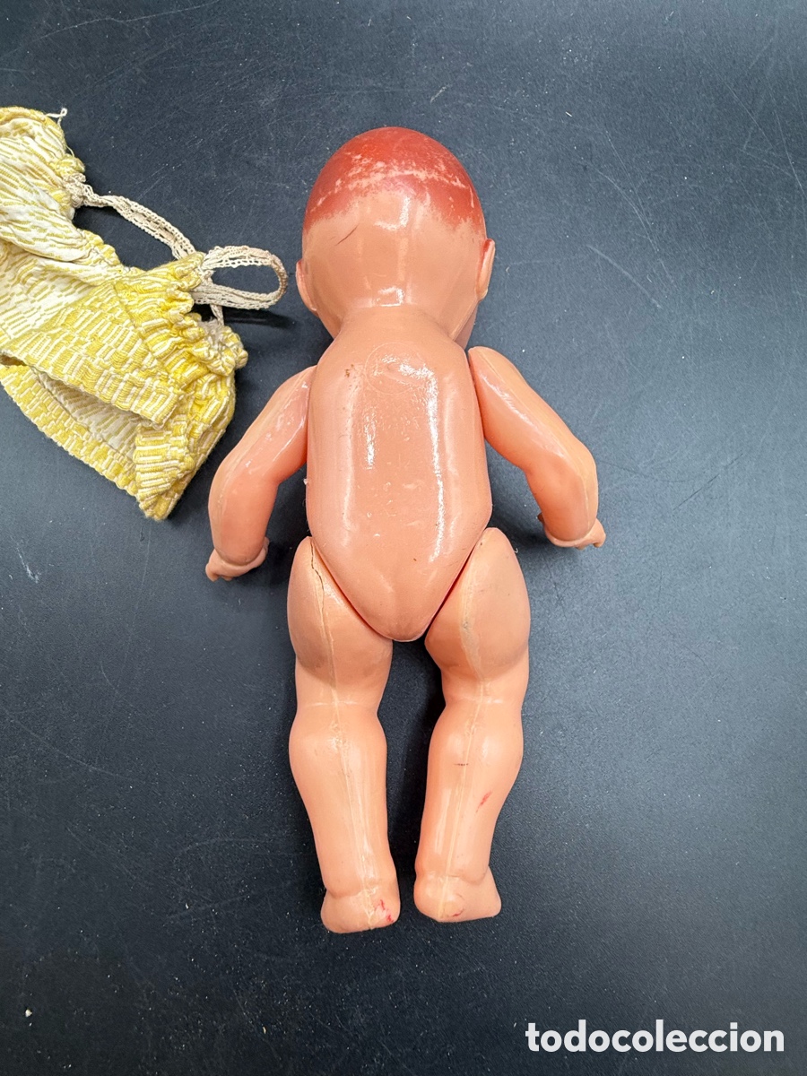 Mu&ntilde;eca espa&ntilde;ola clasica: Beb&eacute; articulado en celuloide con traje amarillo. 21 cms. - Foto 5