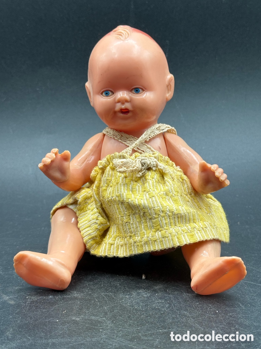 Mu&ntilde;eca espa&ntilde;ola clasica: Beb&eacute; articulado en celuloide con traje amarillo. 21 cms. - Foto 1