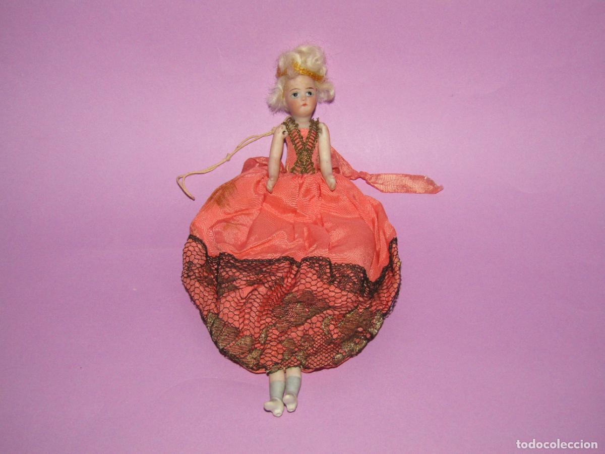 Mu&ntilde;eca espa&ntilde;ola clasica: Antigua Mu&ntilde;eca de Porcelana y Seda o Similar con Bolsito