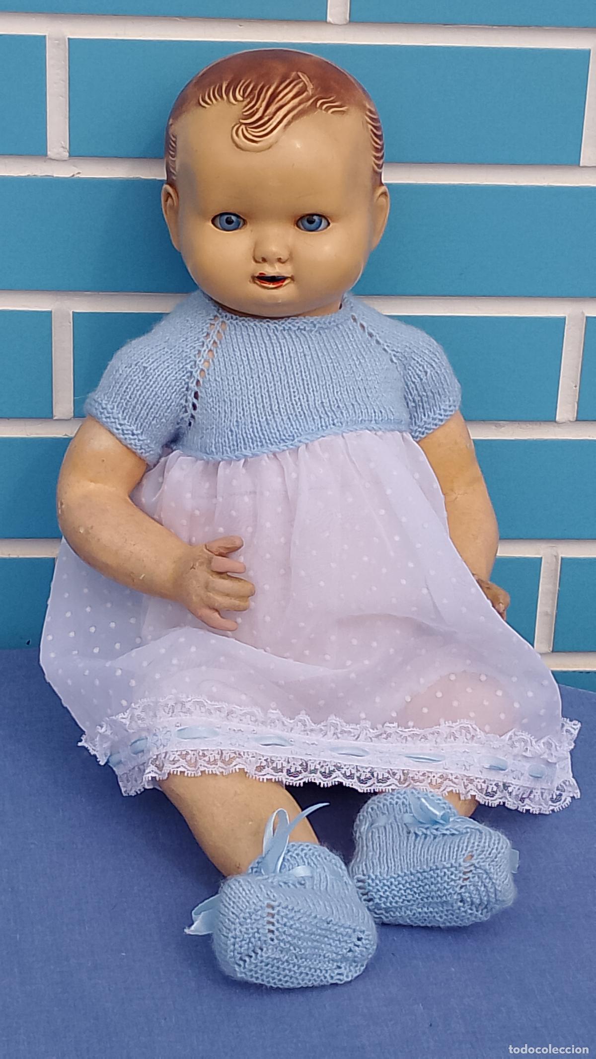 Mu&ntilde;eca espa&ntilde;ola clasica: Antiguo mu&ntilde;eco beb&eacute; de pelo moldeado de composici&oacute;n de los a&ntilde;os 50