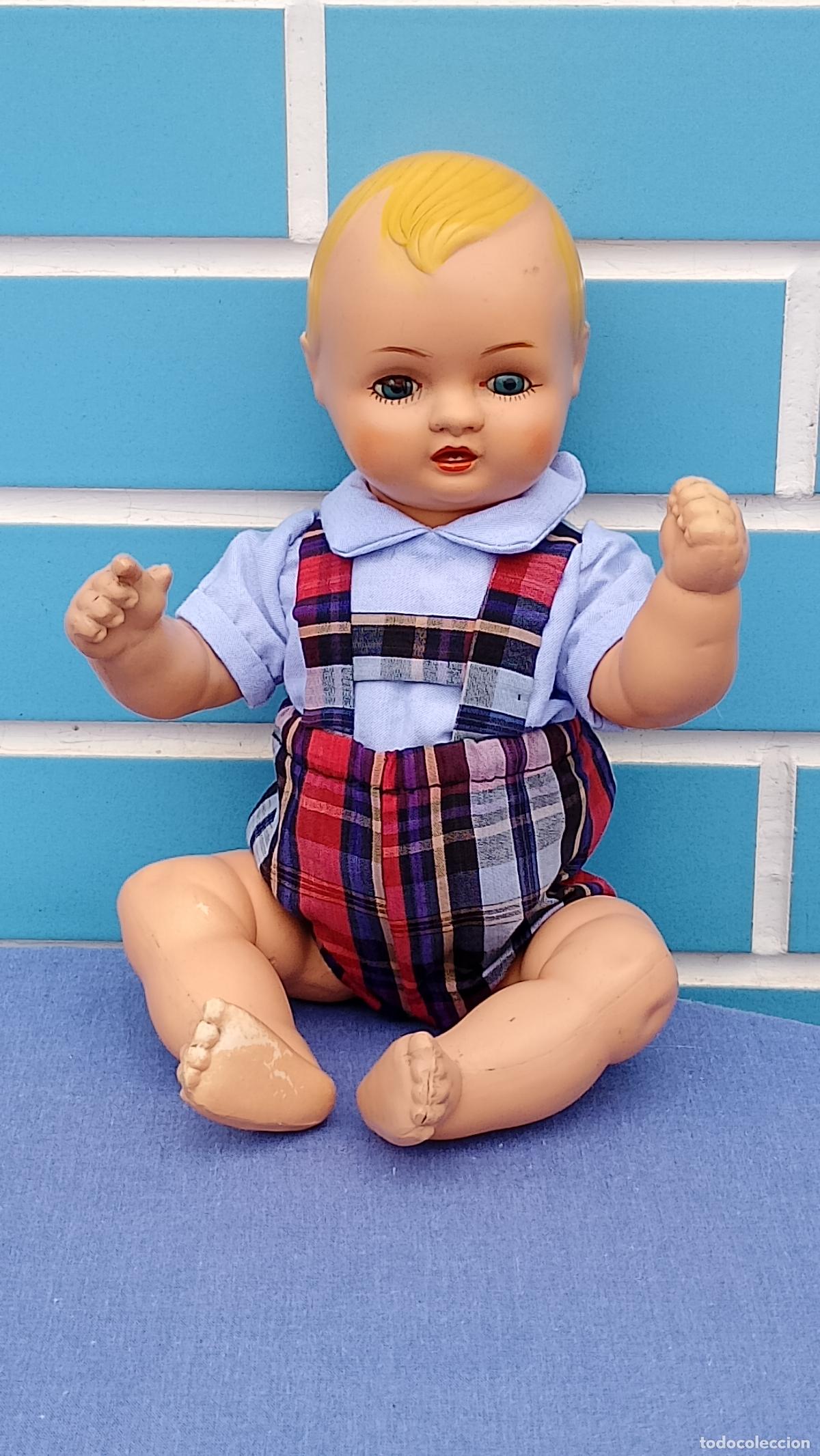Mu&ntilde;eca espa&ntilde;ola clasica: Antiguo mu&ntilde;eco beb&eacute; de celuloide de pelo moldeado, de los a&ntilde;os 50