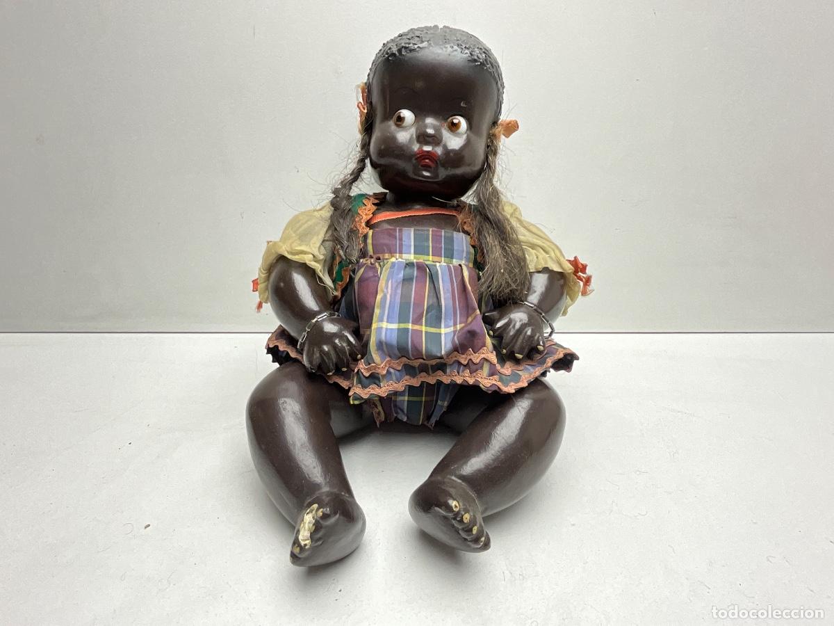 Mu&ntilde;eca espa&ntilde;ola clasica: ANTIGUA MU&Ntilde;ECA BEB&Eacute; NEGRO -SIN MARCAS APARENTE DEL FABRICANTE - PEQUE&Ntilde;A FALTA EN EL PIE