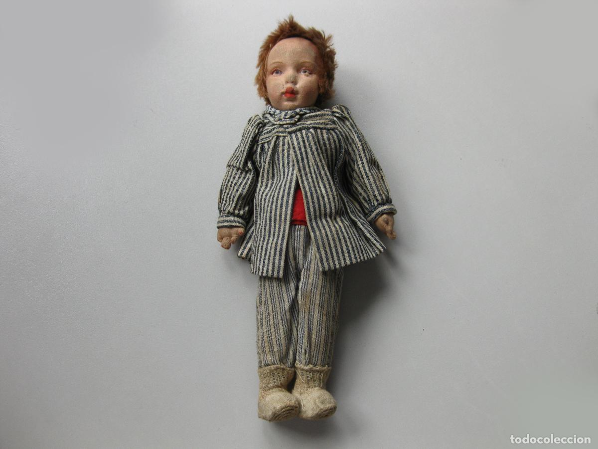 Mu&ntilde;eca espa&ntilde;ola clasica: ANTIGUA MU&Ntilde;ECA DE PAPAEL MACHE. TRAJE T&Iacute;PICO DE NAVARRA