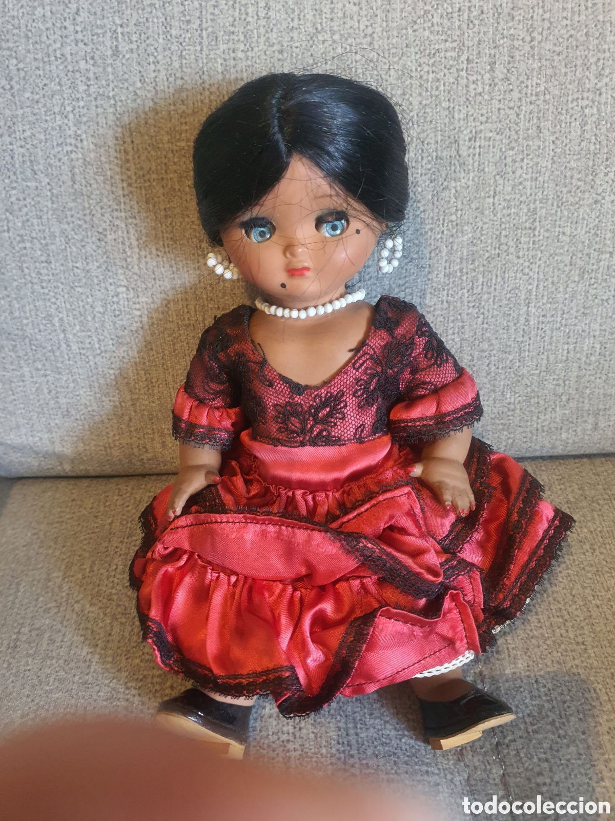 Mu&ntilde;eca espa&ntilde;ola clasica: Mu&ntilde;eca linda pirula, de 24 cm. En buen estado. Vestido rojo y negro. Con caja original