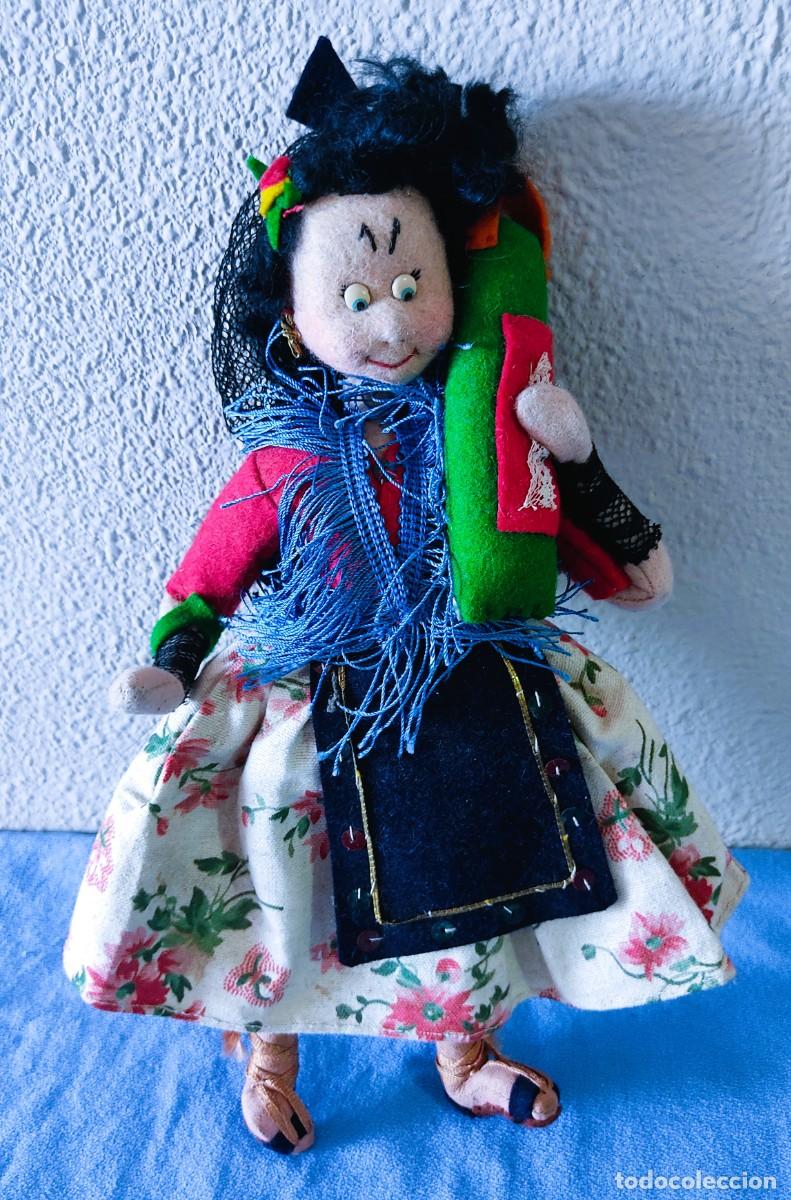 Mu&ntilde;eca espa&ntilde;ola clasica: ANTIGUA MU&Ntilde;ECA DE FIELTRO VESTIDA DE BOLILLERA ENCAJE DE BOLILLOS A&Ntilde;OS 50/60
