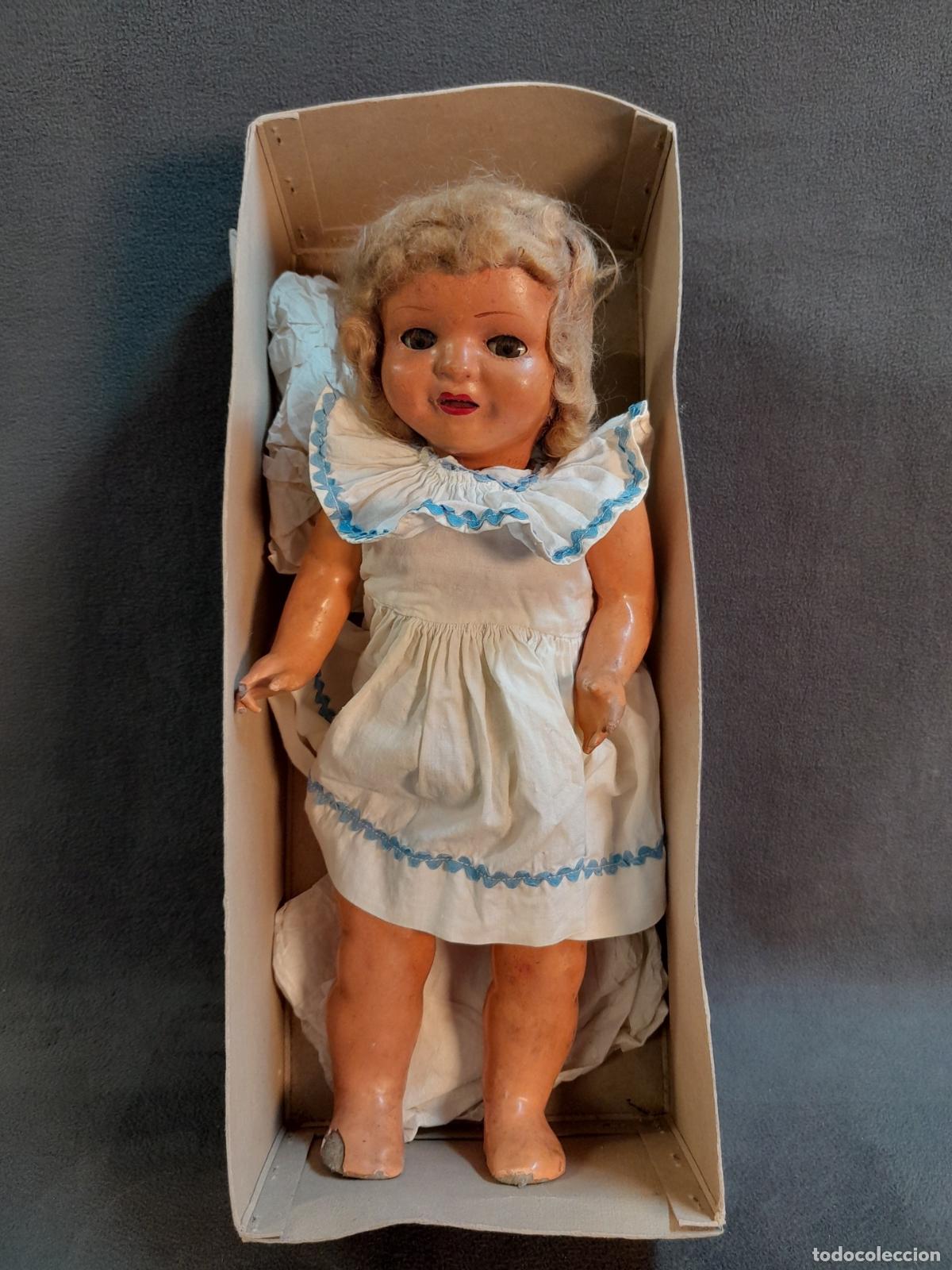 Mu&ntilde;eca espa&ntilde;ola clasica: MU&Ntilde;ECA ANTIGUA DE CART&Oacute;N PIEDRA.MECANISMO DE LLORO.VESTIDO DE &Eacute;POCA EN CAJA. MEDIADOS DEL S.XX.