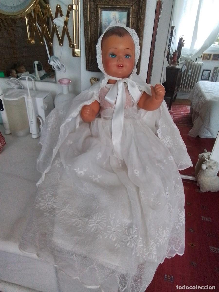 Mu&ntilde;eca espa&ntilde;ola clasica: Mu&ntilde;eco Bebe de celuloide duro, espa&ntilde;ol, a&ntilde;os 40, con fald&oacute;n de cristianar