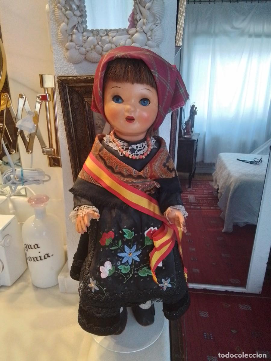 Poup&eacute;e espagnole classique: Mu&ntilde;eca Palomita de Madridvestida de Maragata (Leon)