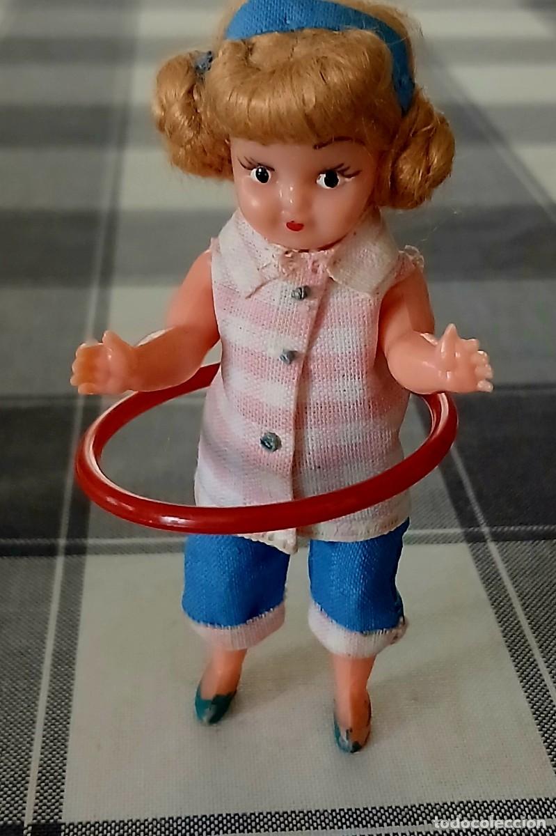 Mu&ntilde;eca espa&ntilde;ola clasica: MU&Ntilde;ECA CON HULA HOP 10 CM