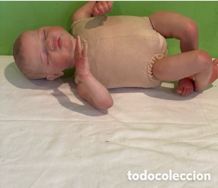 Mu&ntilde;eca espa&ntilde;ola clasica: Mu&ntilde;eco beb&eacute; reborn realista cuerpo blando silicona vinilo ojos cerrados.