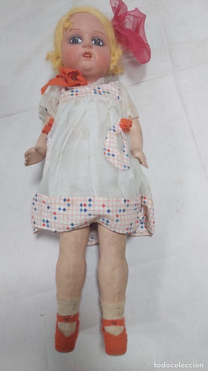 Mu&ntilde;eca espa&ntilde;ola clasica: Antigua mu&ntilde;eca de papel macho y cart&oacute;n duro en su caja
