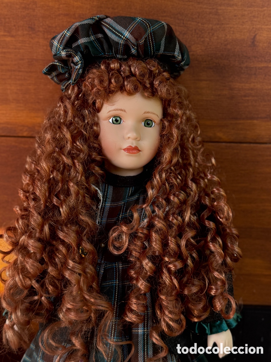 Mu&ntilde;eca espa&ntilde;ola clasica: Mu&ntilde;eca de porcelana con vestido escoc&eacute;s