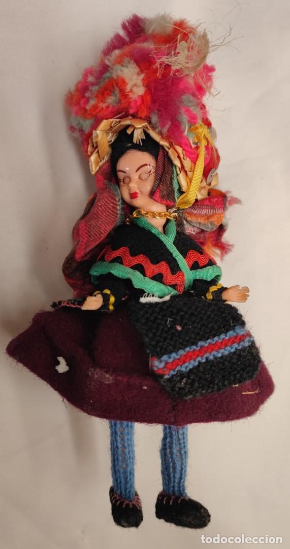 Poup&eacute;e espagnole classique: PEQUE&Ntilde;A MU&Ntilde;ECA ANTIGUA CON TRAJE TIPICO A IDENTIFICAR, ABRE Y CIERRA LOS OJOS