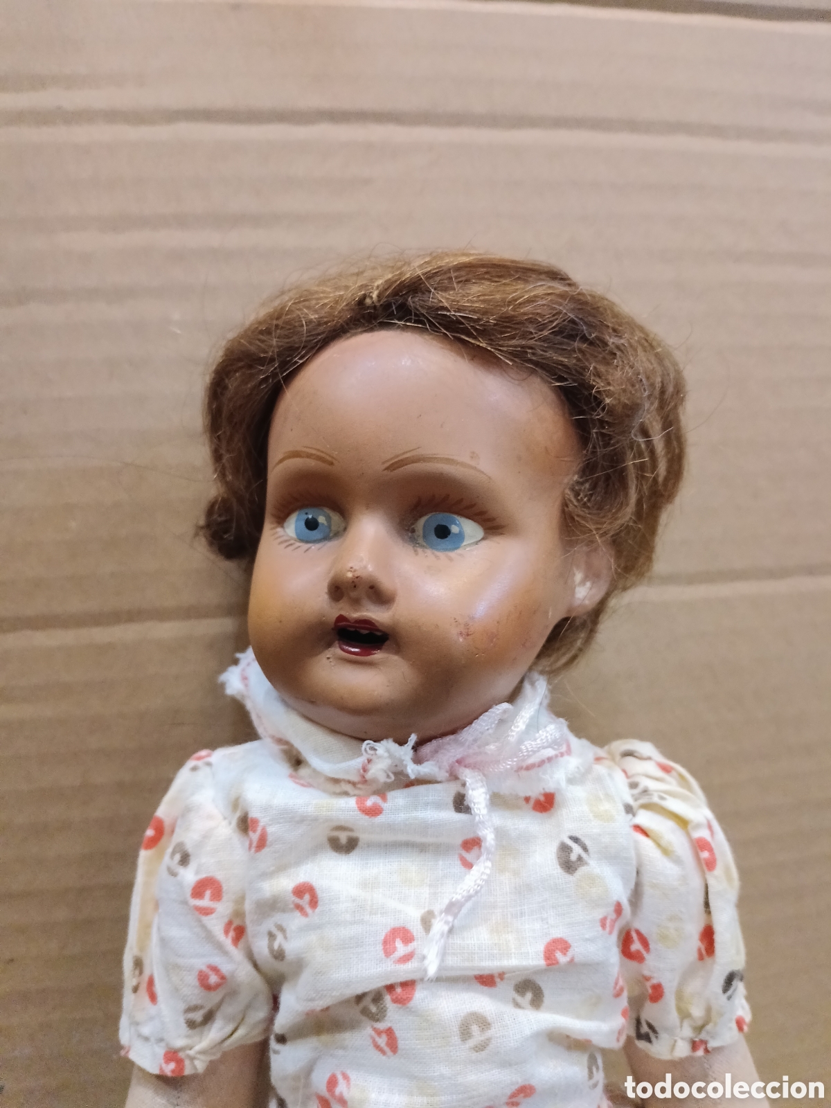Mu&ntilde;eca espa&ntilde;ola clasica: Mu&ntilde;eca de cart&oacute;n piedra peque&ntilde;o defecto en mano del uso