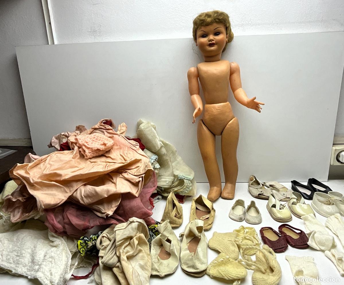 Mu&ntilde;eca espa&ntilde;ola clasica: GRAN LOTE DE ROPA Y MU&Ntilde;ECA A IDENTIFICAR-MARCA DETRAS DE LA CABEZA-NECESITA LIMPIEZA Y RESTAURACI&Oacute;N