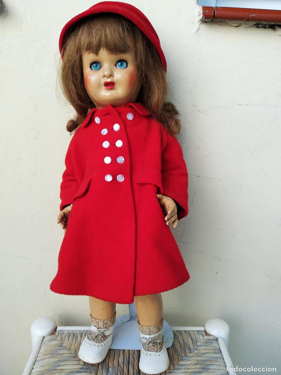 Mu&ntilde;eca espa&ntilde;ola clasica: mu&ntilde;eca maricris o mari cris de Florido, con abrigo rojo